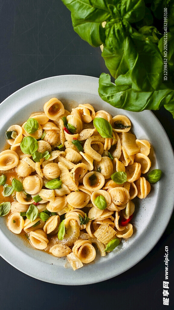 美味通心粉配新鲜蔬菜