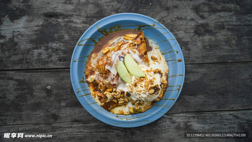 蓝色盘中的美味食物