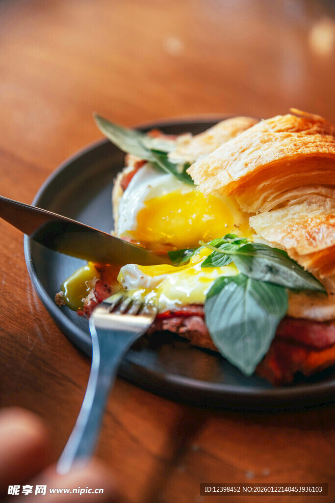 美味三明治配煎蛋与蔬菜