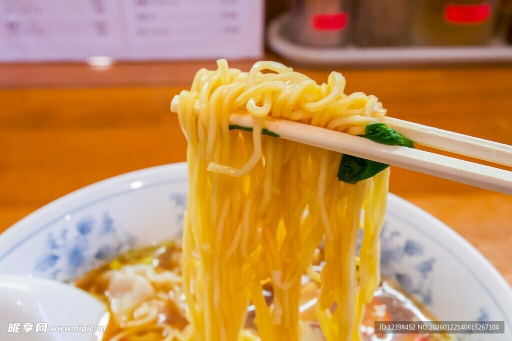 美味拉面被筷子夹起