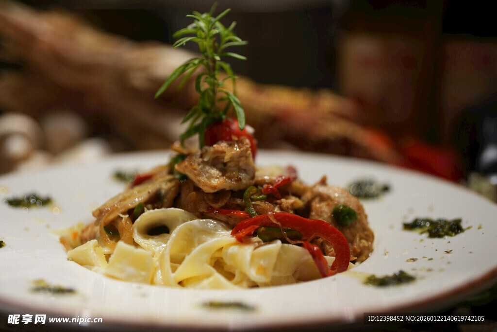 精致摆盘的美味意面料理