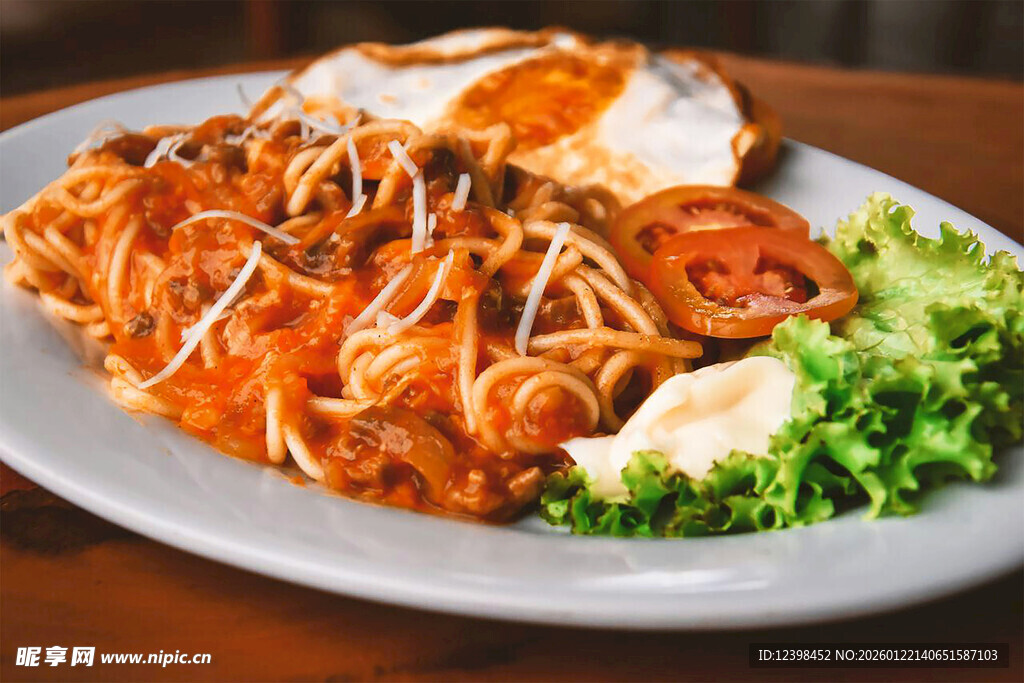 美味意面配煎蛋与蔬菜