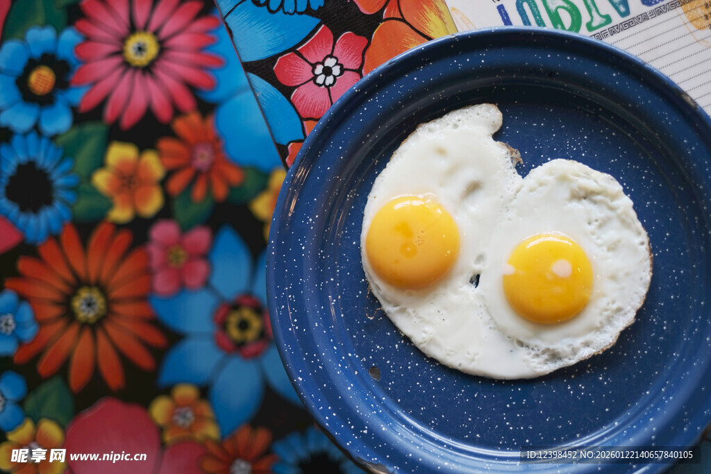 爱心煎蛋摆于多彩背景中