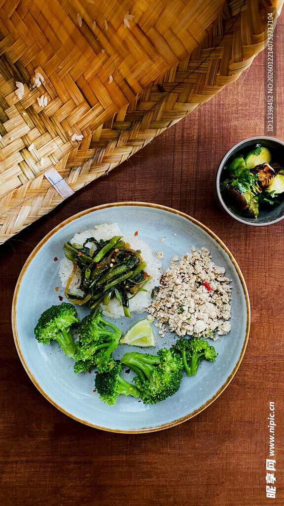 健康美味的蔬菜米饭套餐