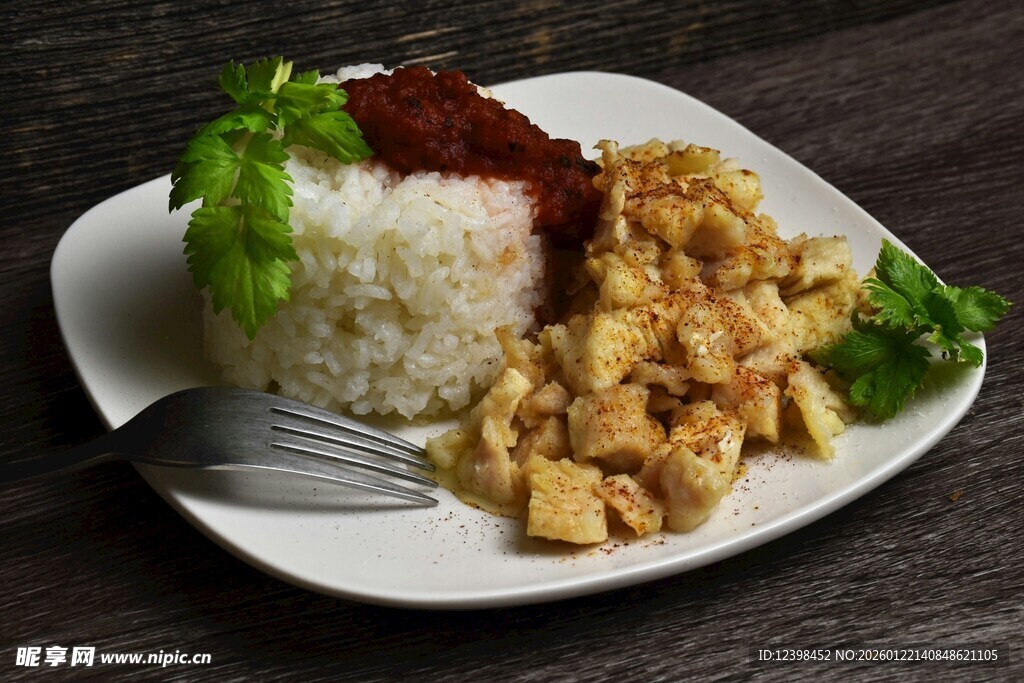 美味鸡肉盖饭配新鲜蔬菜