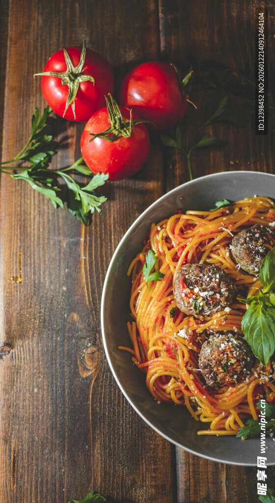 意面肉丸配新鲜番茄