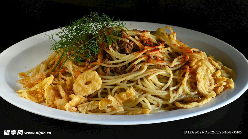 美味意面配炒蛋与香草