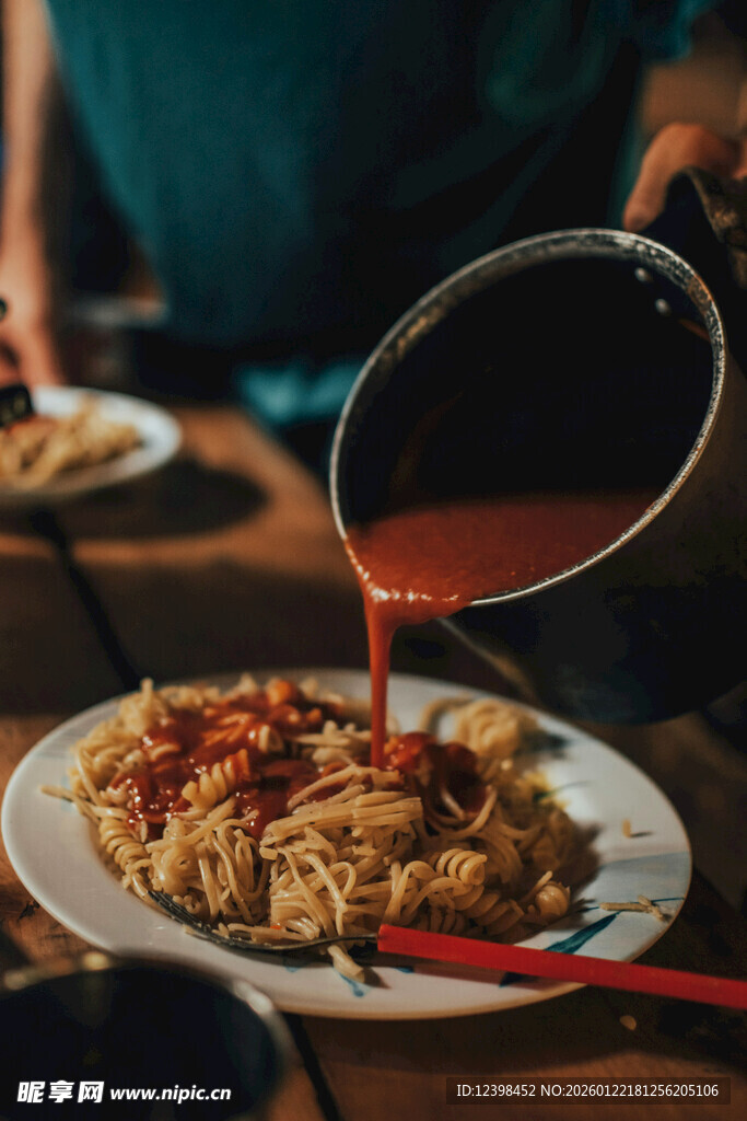 美味佳肴浇汁瞬间