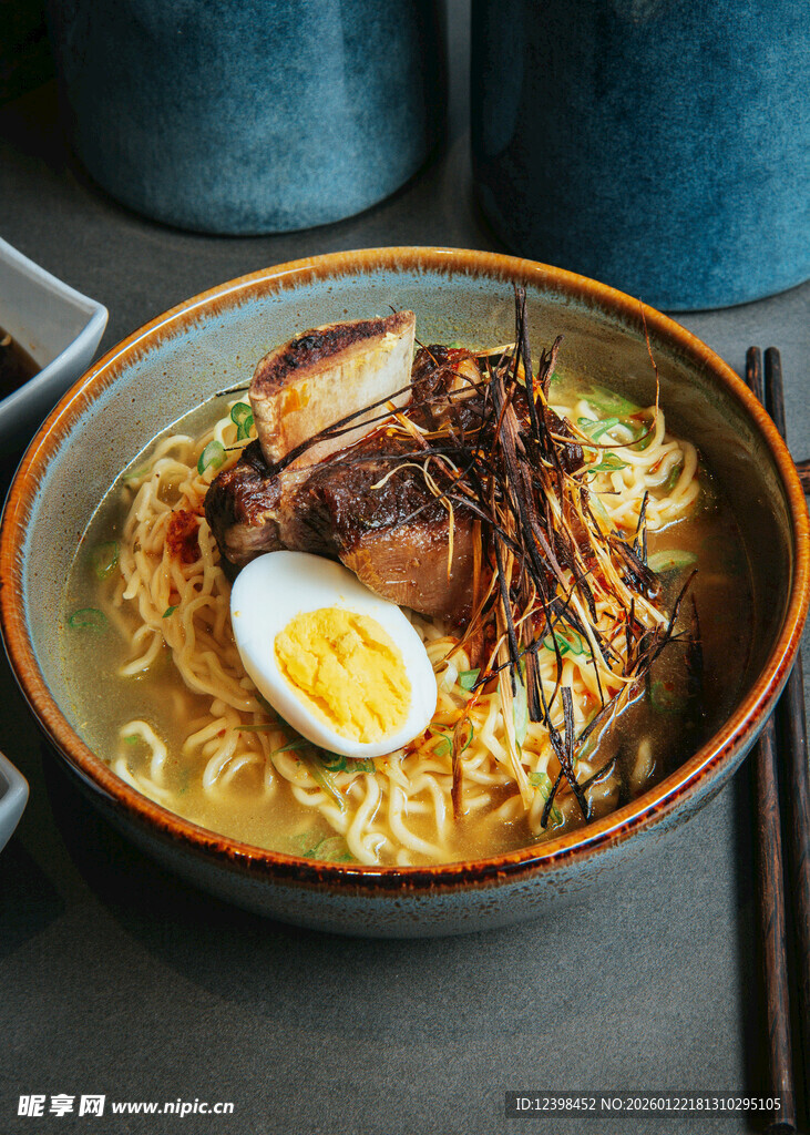 美味牛肉拉面配溏心蛋