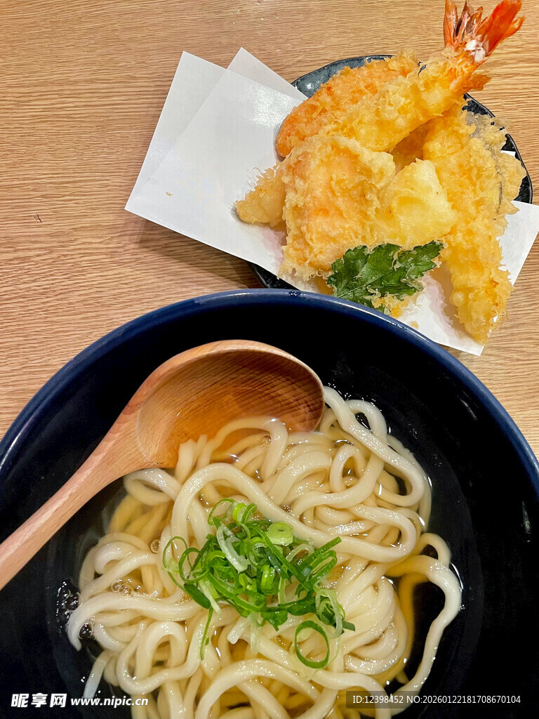 日式炸物配拉面美食图