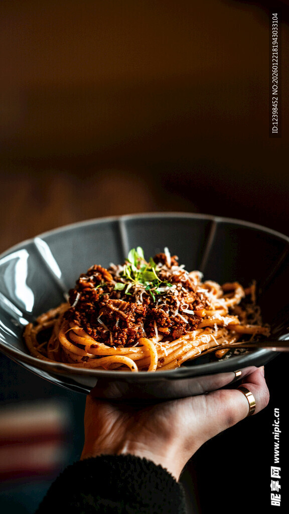 手托盘中式美味炒面