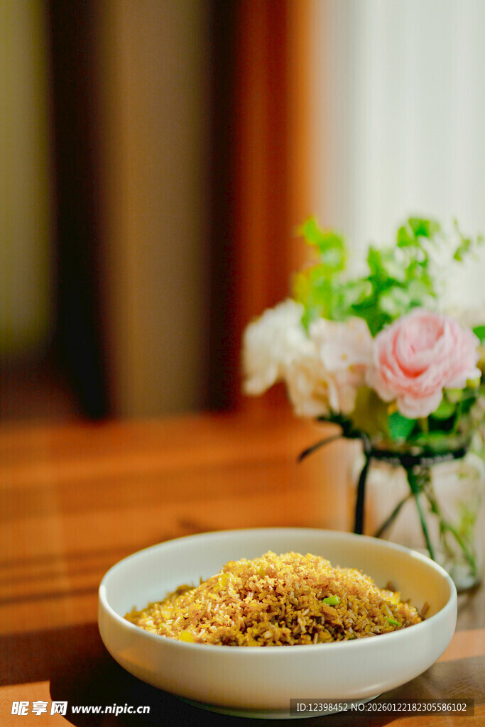 木桌前美味一碗炒饭