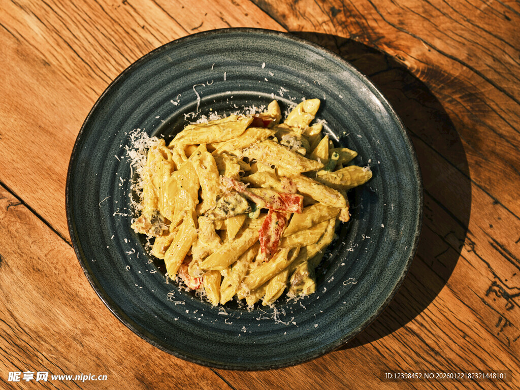 黑色盘中的美味通心粉