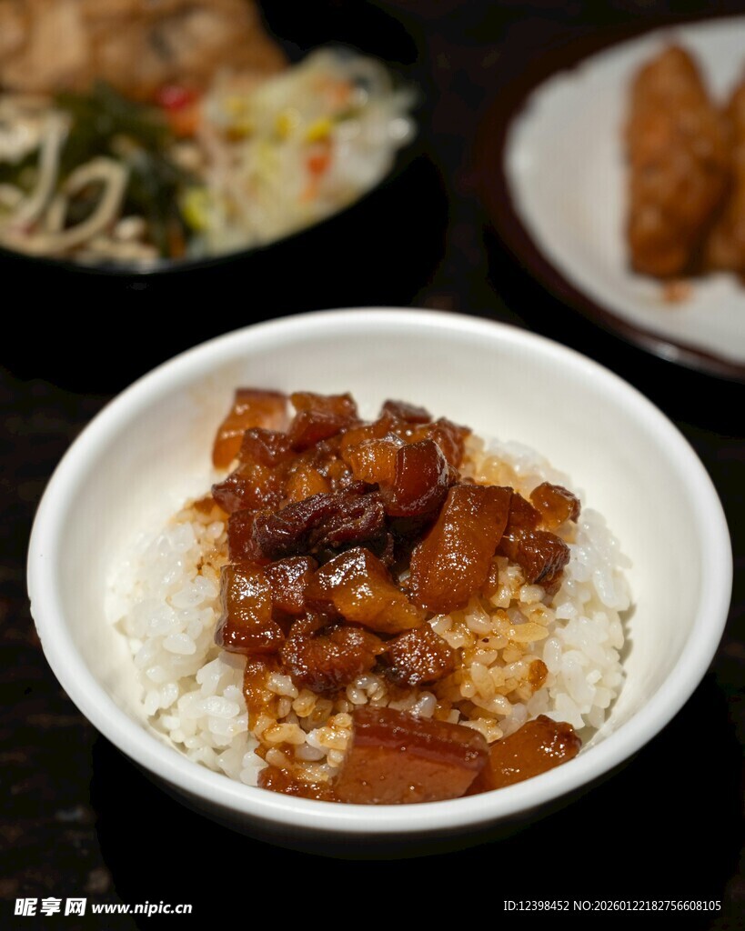 美味酱汁卤肉盖浇饭