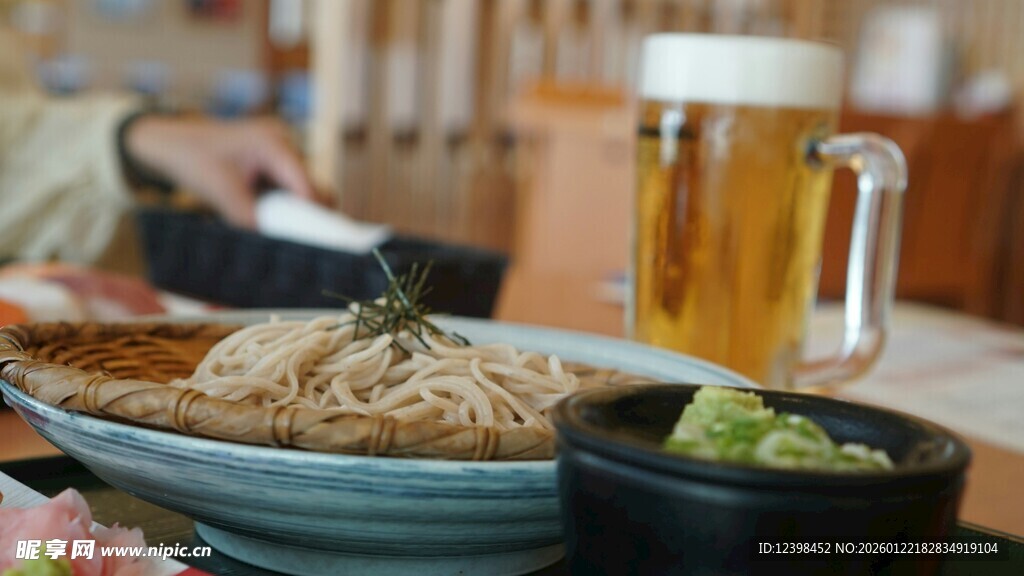美味面食配清爽啤酒