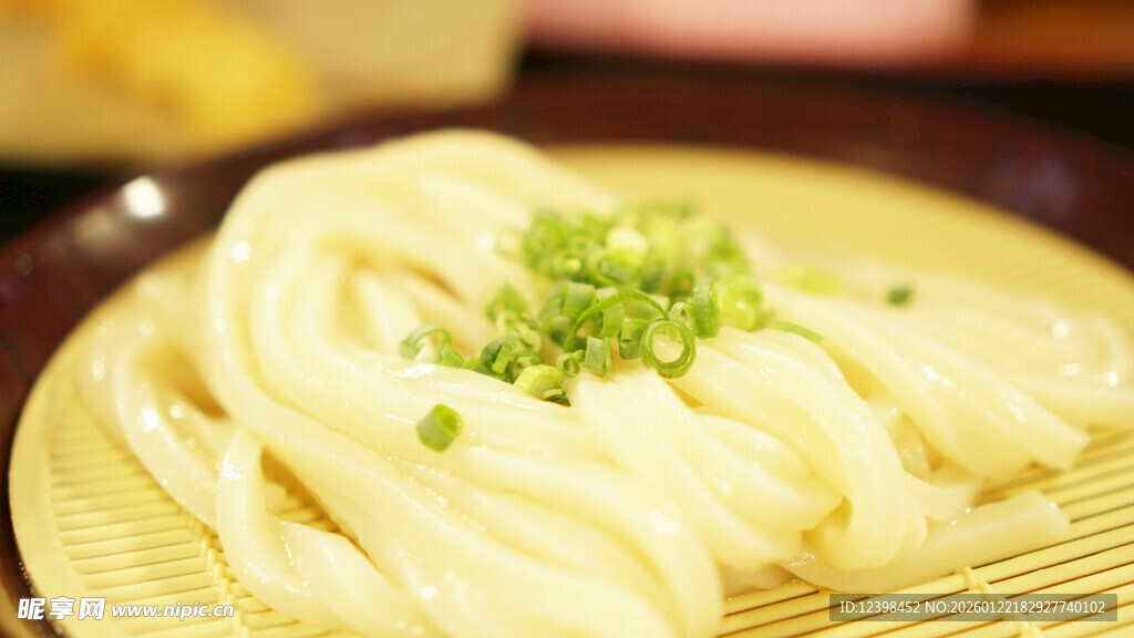 葱花点缀的美味手工面条