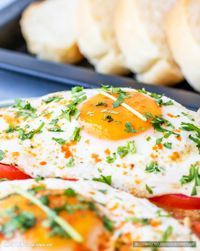 美味煎蛋配蔬菜与面包