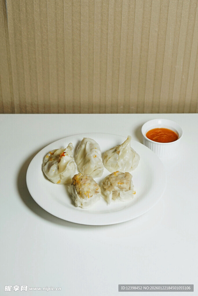 一盘美味饺子配蘸料