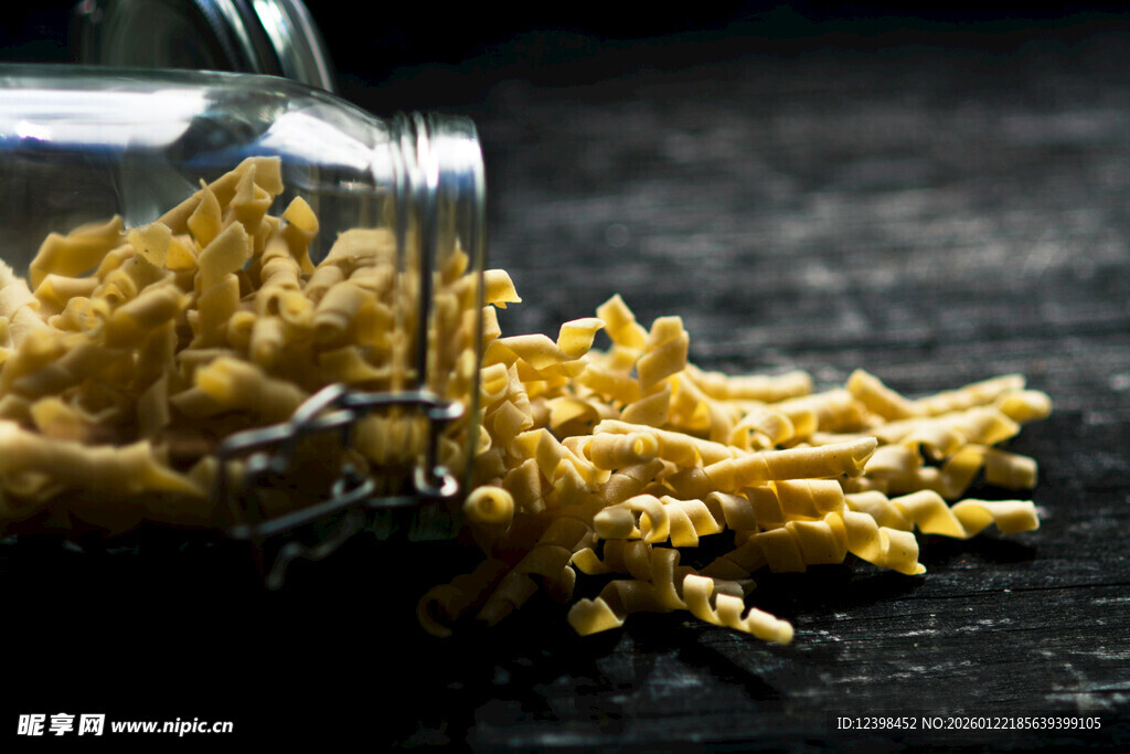 玻璃瓶洒落的黄色意大利面