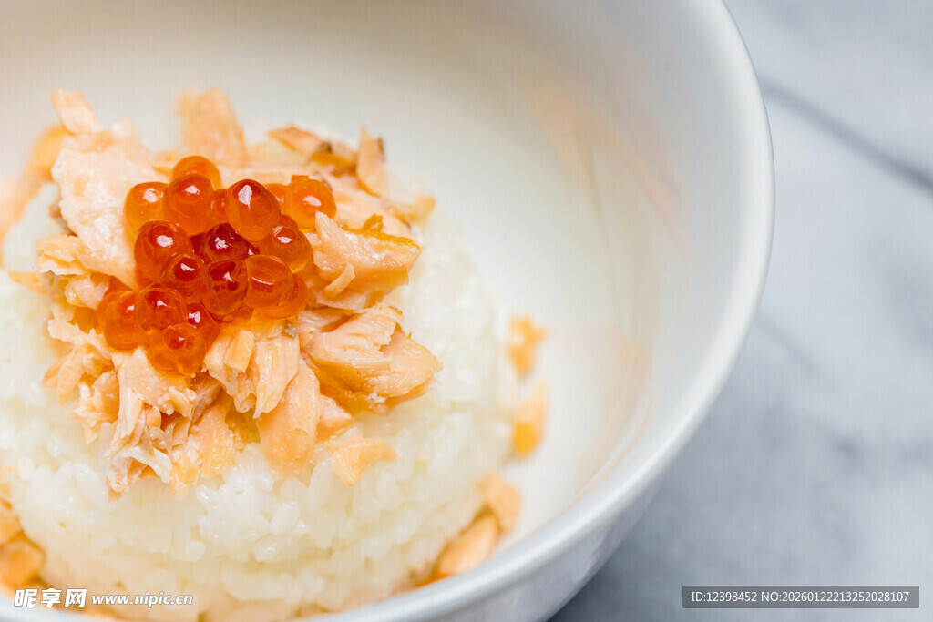 美味三文鱼松盖浇米饭