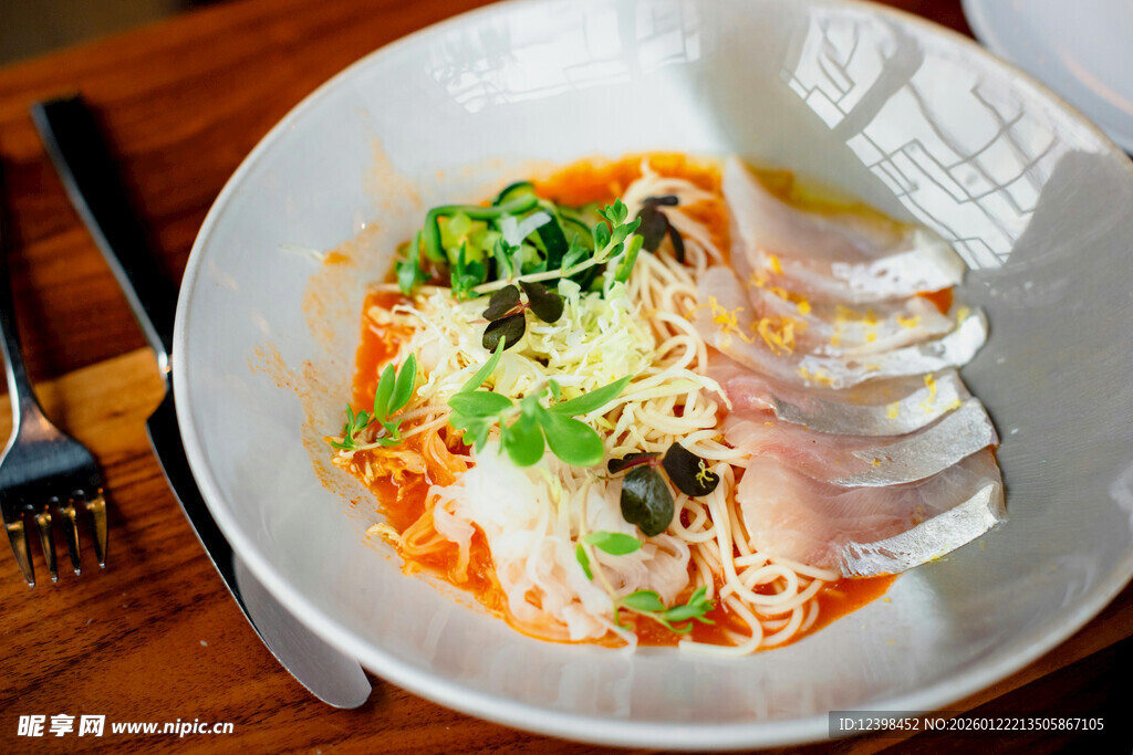 美味汤面配清新蔬菜