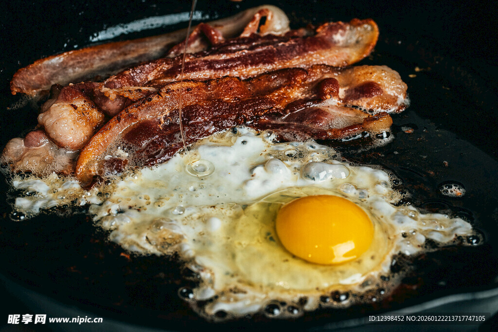 煎锅中的培根与荷包蛋