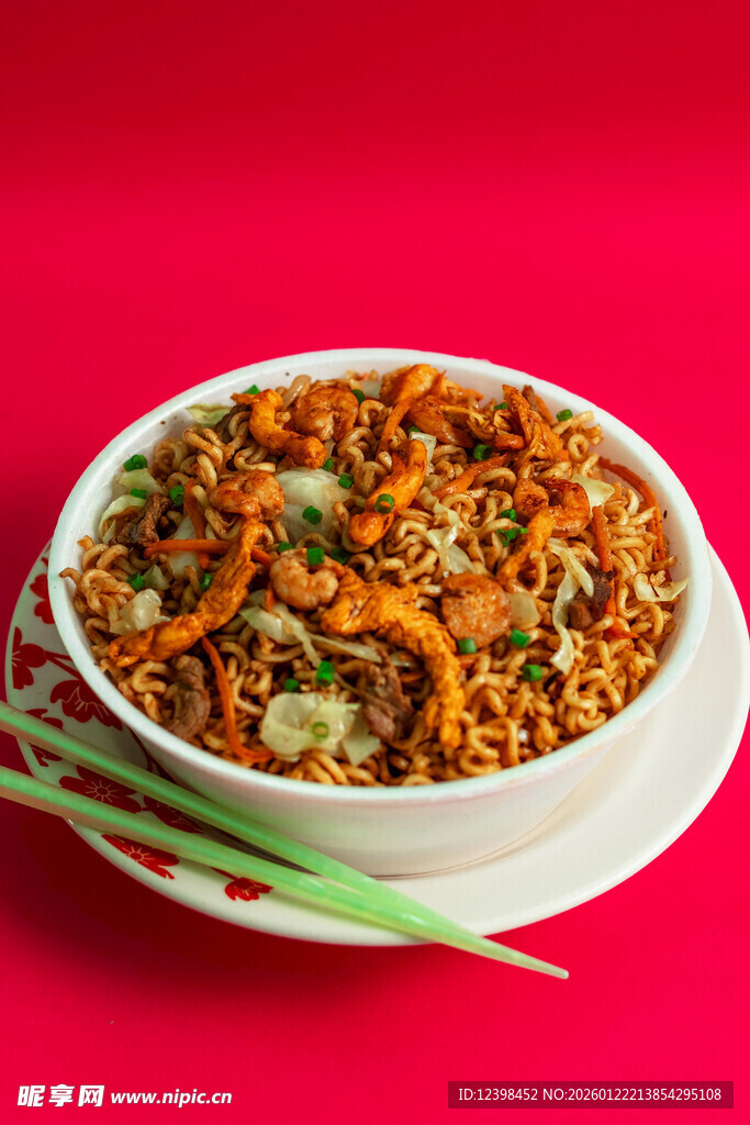 美味炒面摆放在红色背景中