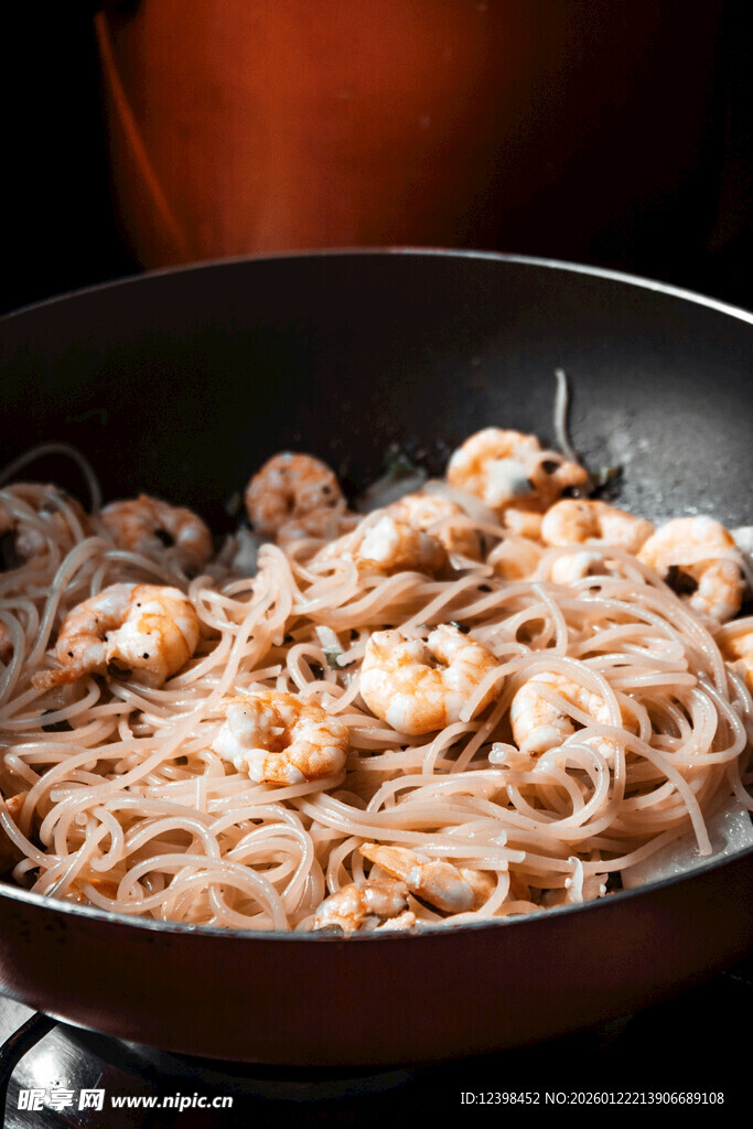 锅中虾仁炒面