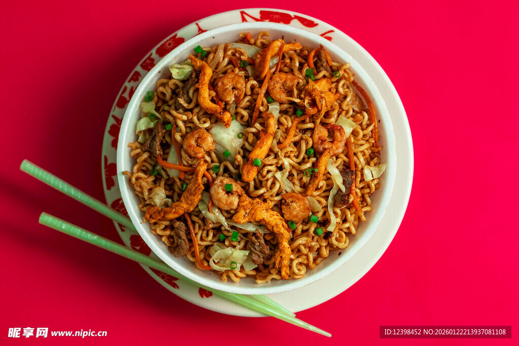 红色背景上的美味特色面