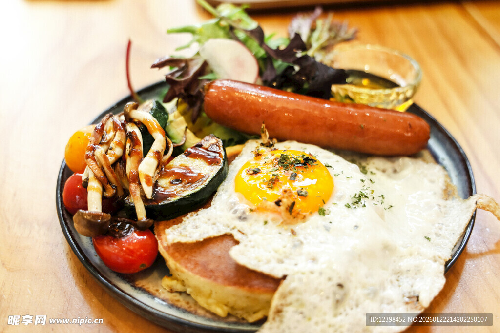 丰盛美味的西式早餐拼盘