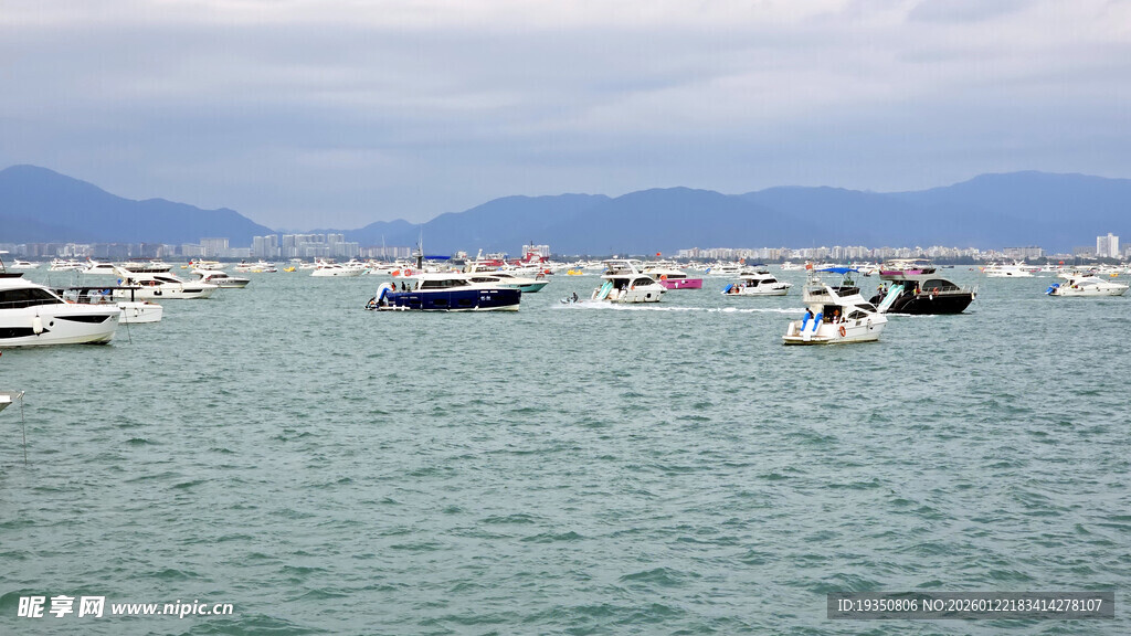 海南三亚海面上的游船