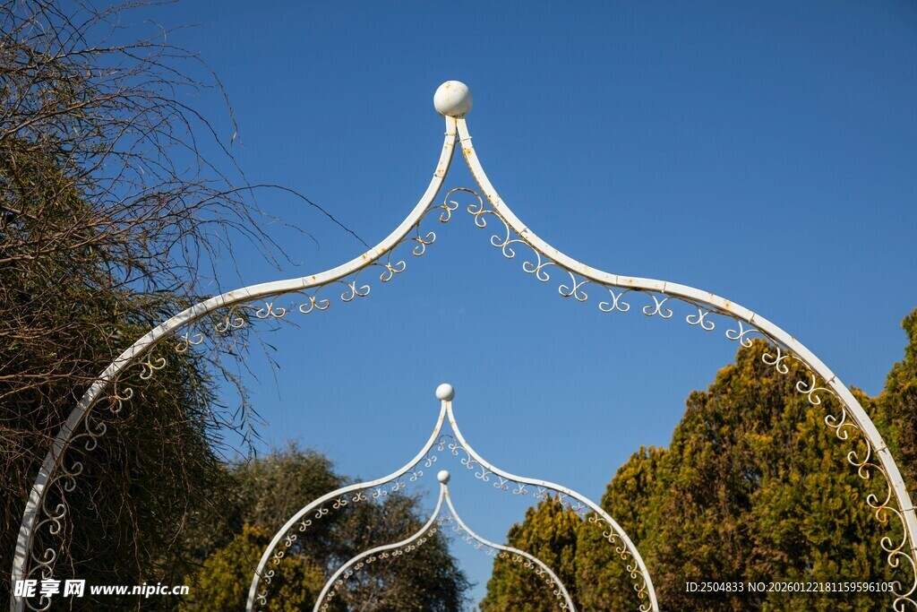 户外白色铁艺拱形景观