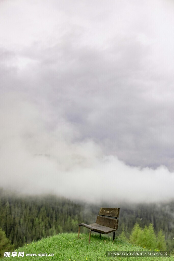 云雾中草地长椅静谧景致