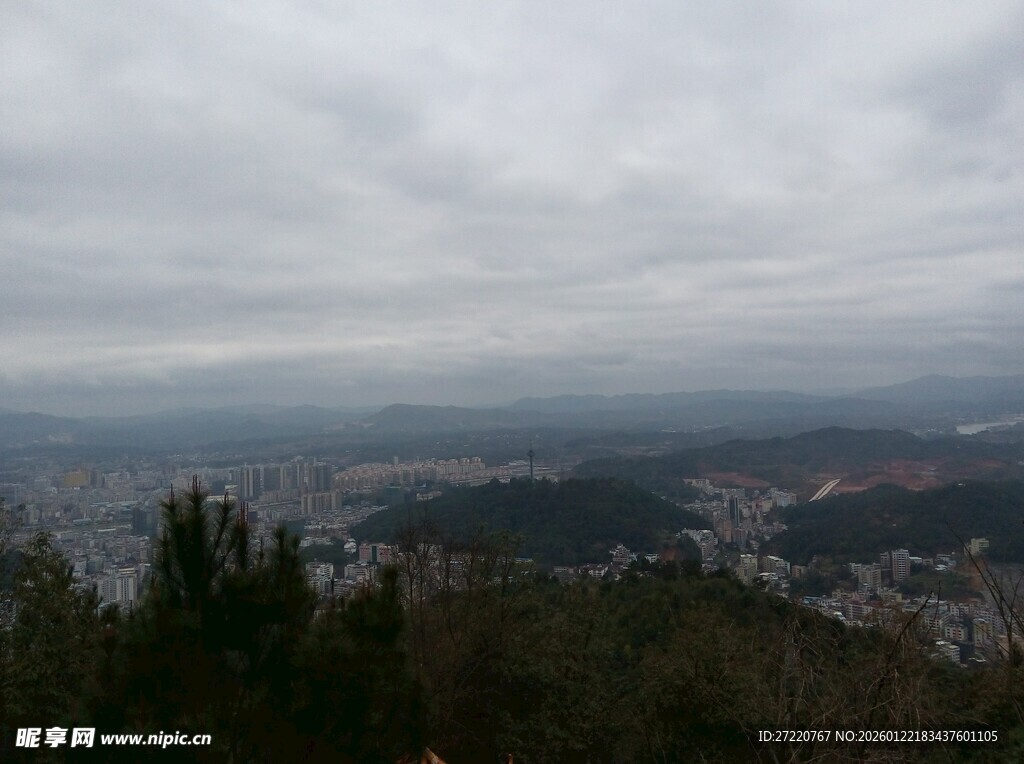 山顶俯瞰云雾缭绕的城市