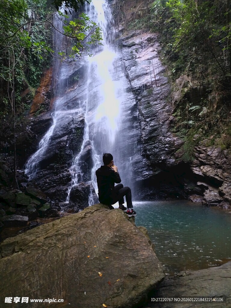 独坐观瀑 自然中的静谧时刻