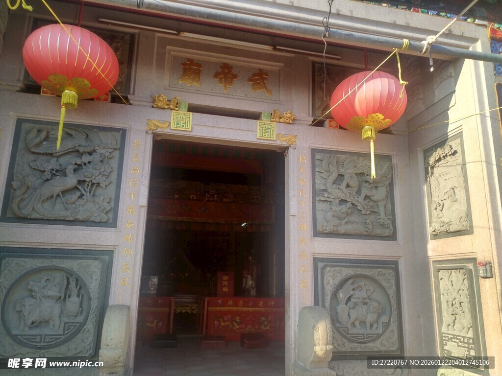 中式古宅门口挂红灯笼 武帝庙