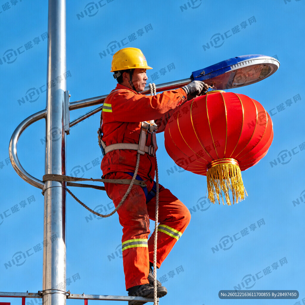 高空作业工人 在悬挂路灯灯笼