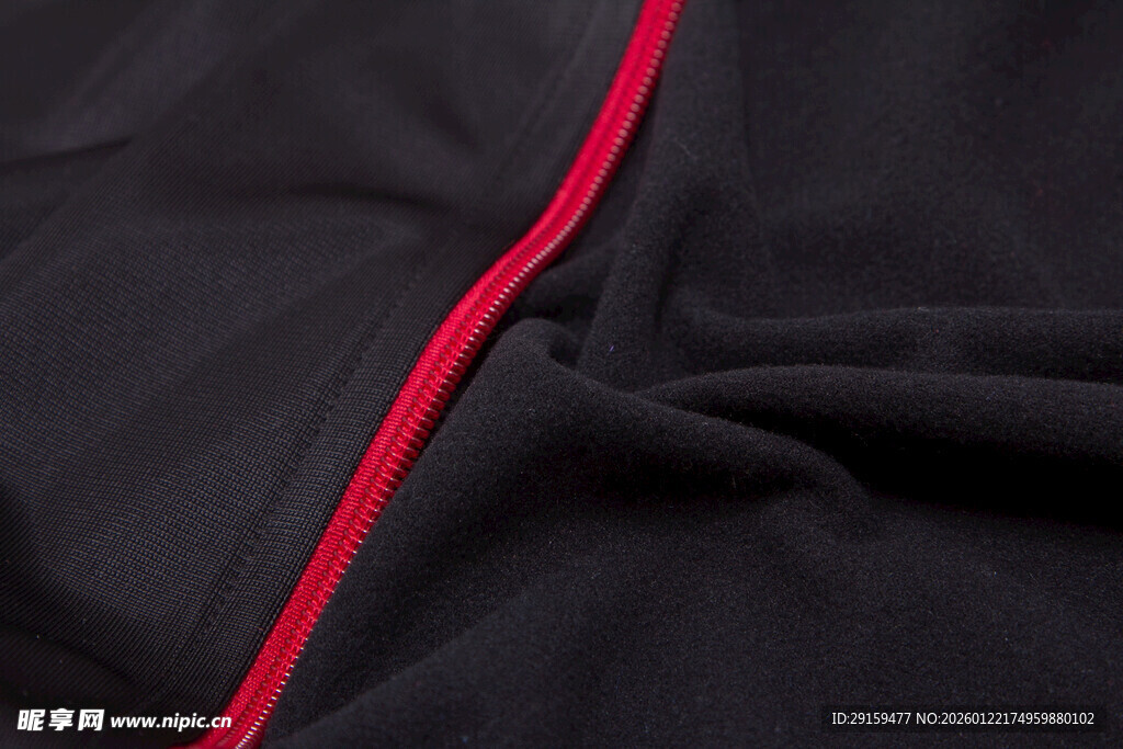 黑色衣物上的红色拉链细节