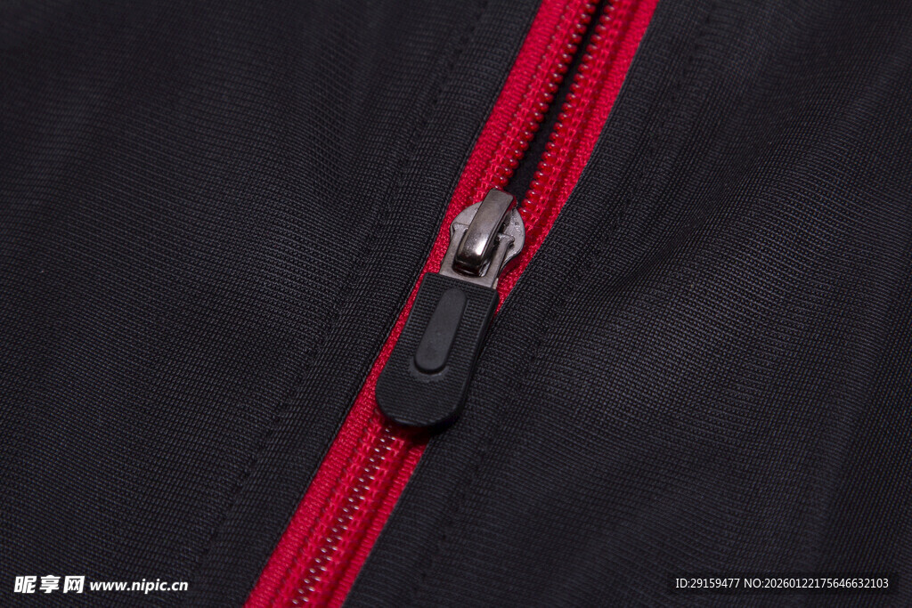 黑色衣物上的红色拉链细节