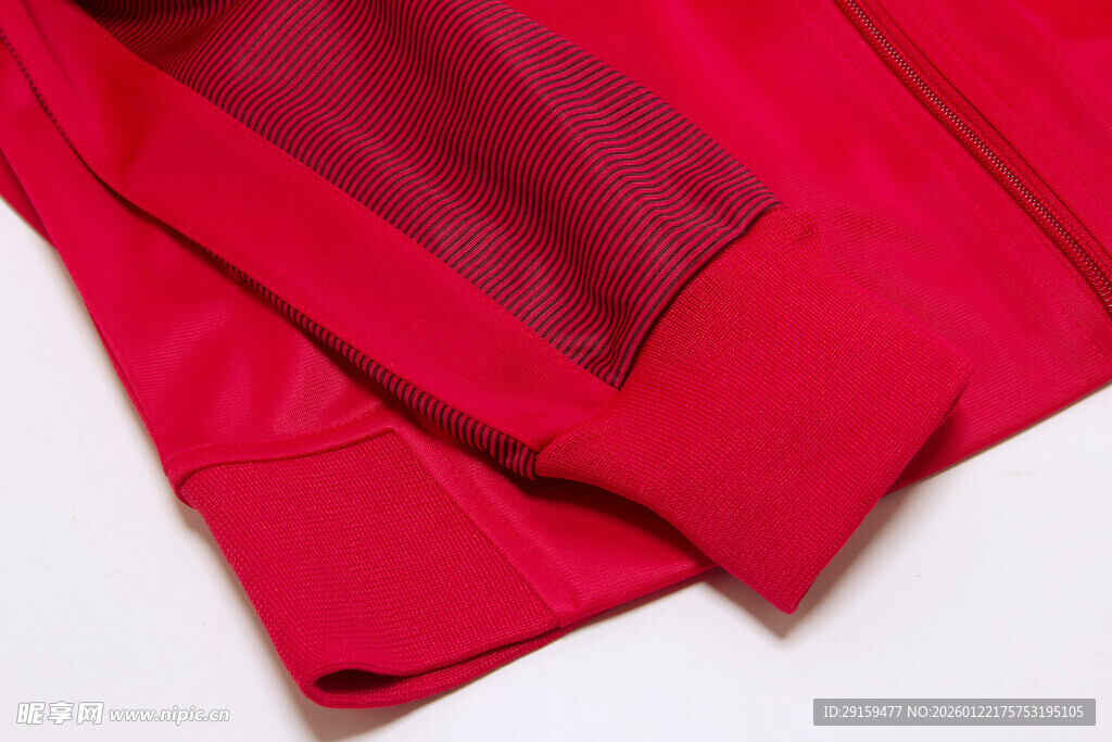 红色衣物局部细节展示