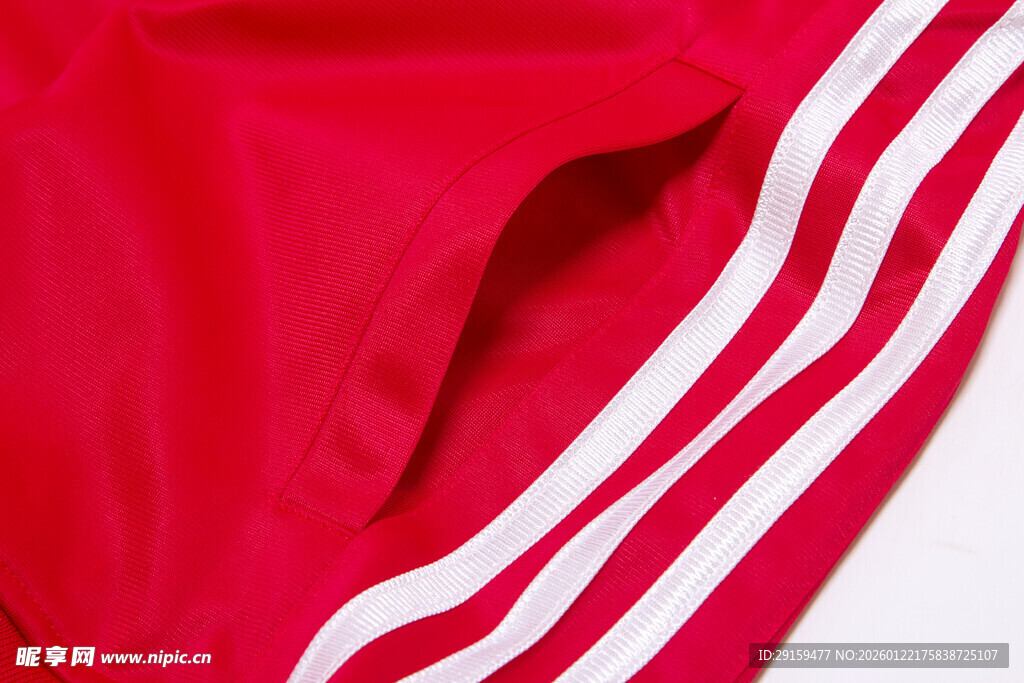 红色运动服侧边白色条纹