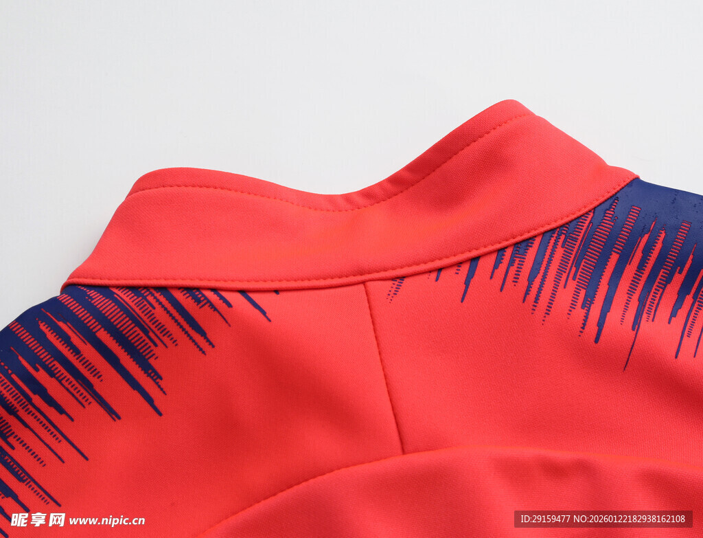 红色运动服衣领细节展示