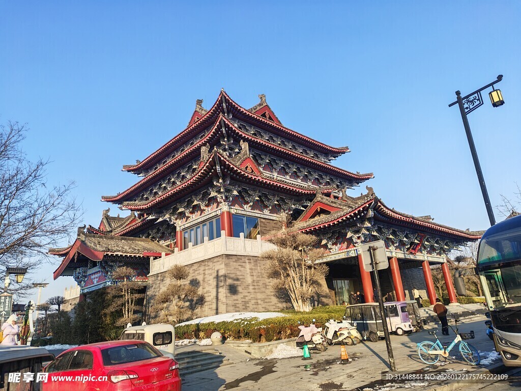 中式古建筑旁的城市景象