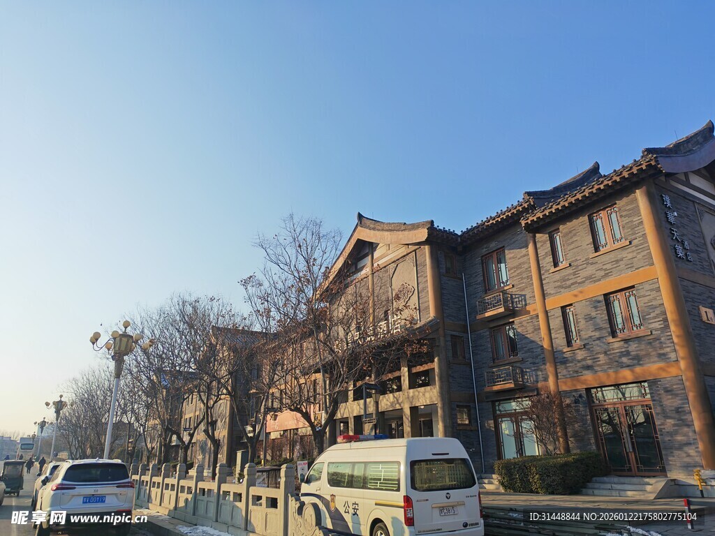 街边古朴风格的多层建筑