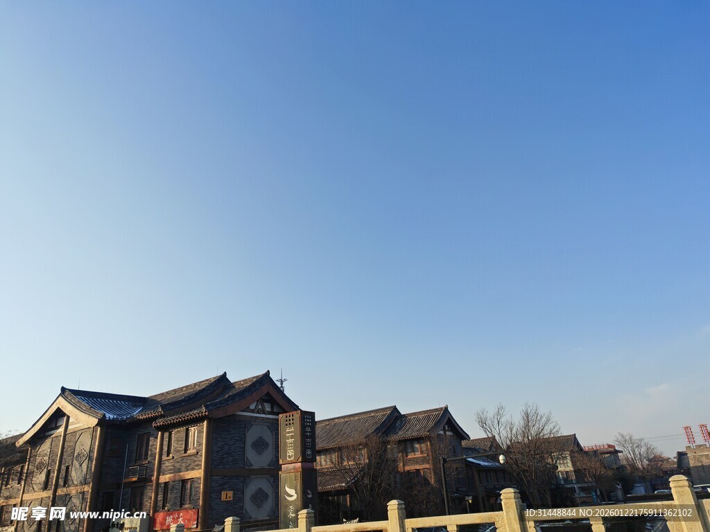 古朴建筑蓝天映衬下的景致