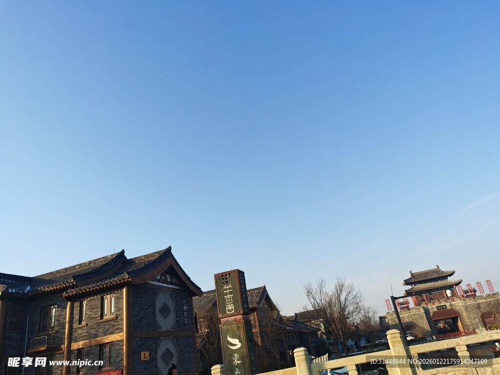 古建风貌蓝天映衬下的景致