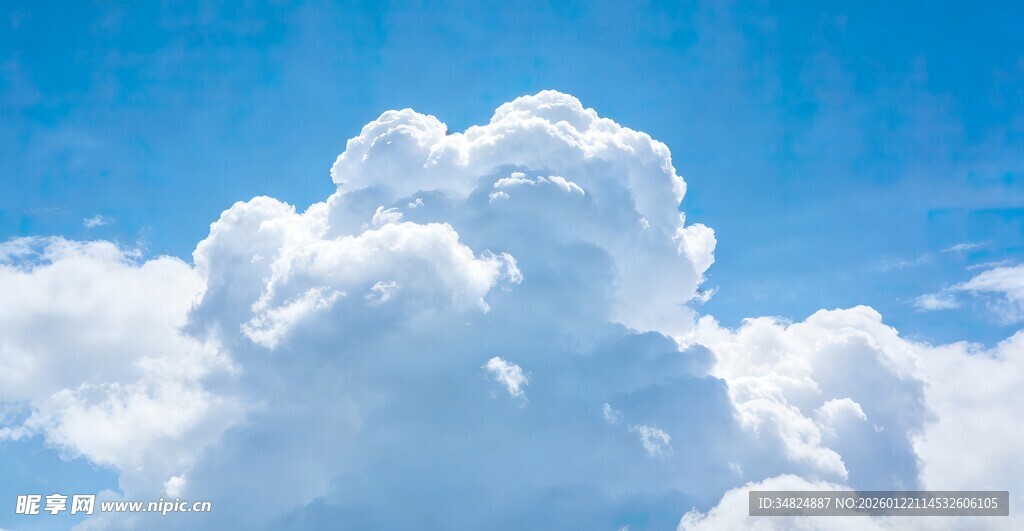 蓝天中的蓬松大朵白云