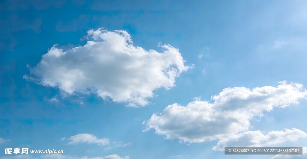 晴朗蓝天中的蓬松白云