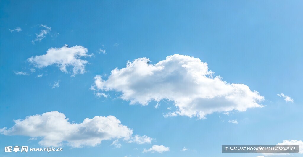 晴朗蓝天中的蓬松白云