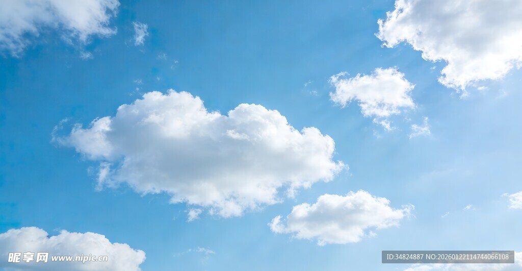 蓝天中的蓬松白云